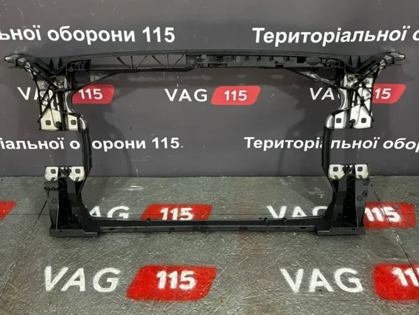 Панель передня
