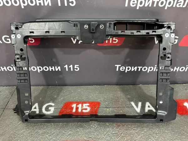 Панель передня