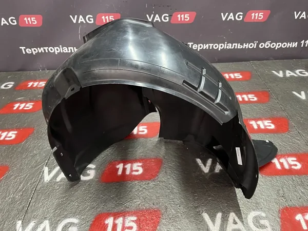 Подкрылок передний R