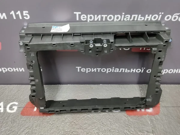 Панель передня
