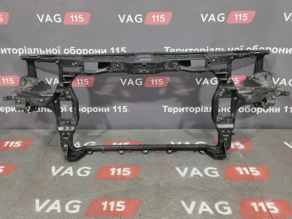 Панель передня