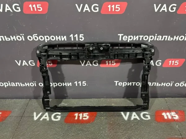Панель передня