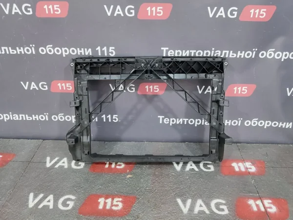 Панель передня