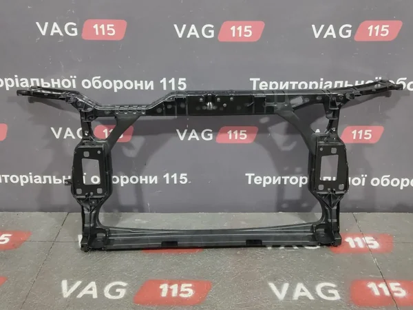 Панель передня