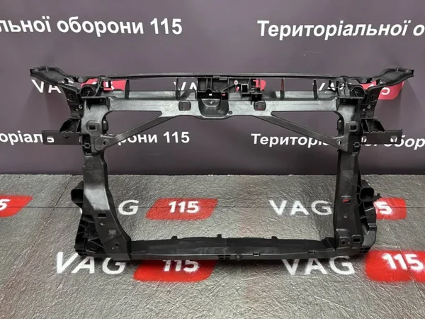 Панель передня