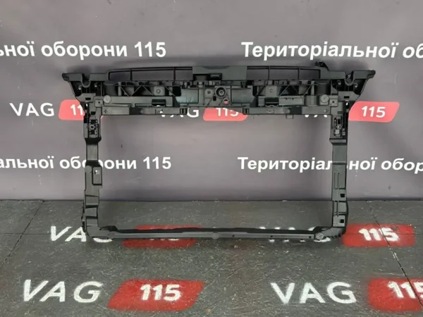 Панель передня
