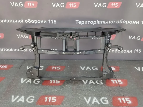 Панель передня