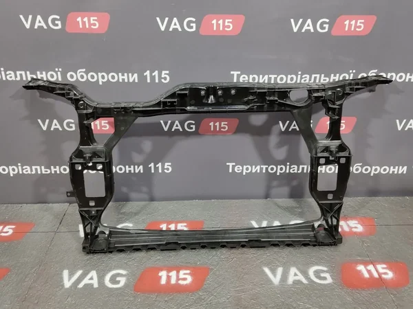 Панель передня