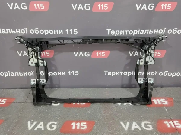 Панель передня