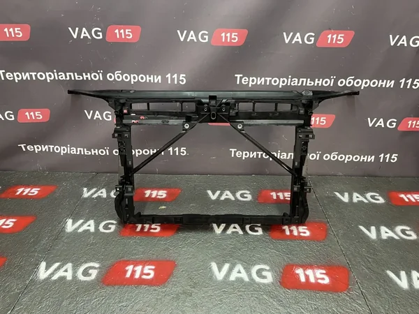 Панель передня