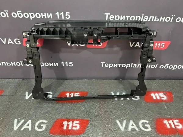 Панель передня